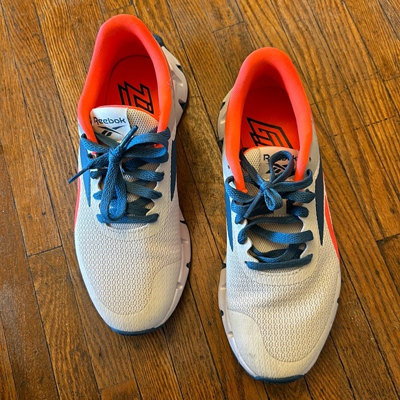 Reebok sneakers. Excellent condition. Fit like women’s 7/7.5 - Picture 2 of 4